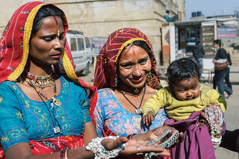 Tribal-Women-selling-trinkets-Jaiselmer-Fort