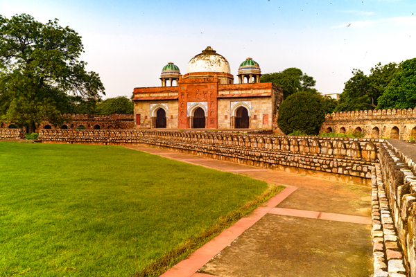 02-Isa-Khans-Mosque